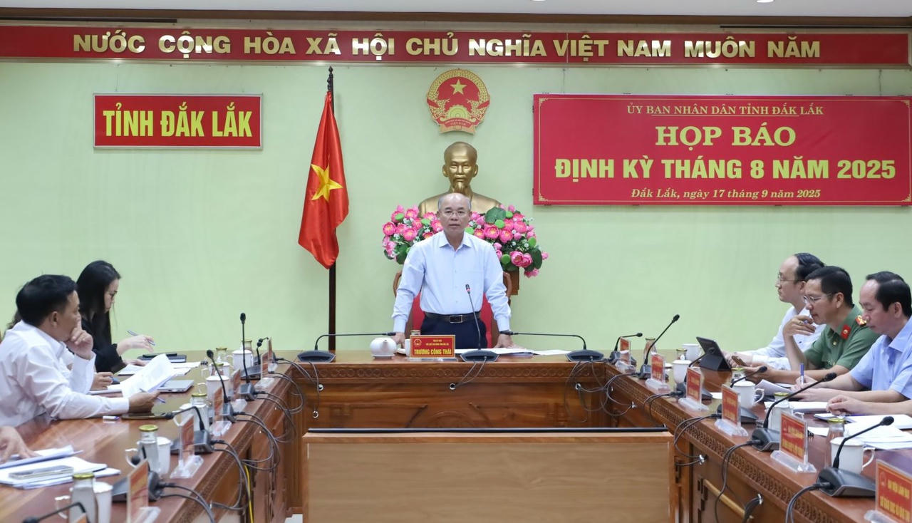 Phó Chủ tịch UBND tỉnh Đắk Lắk Trương Công Thái thông tin tại họp báo định kỳ tháng 8.