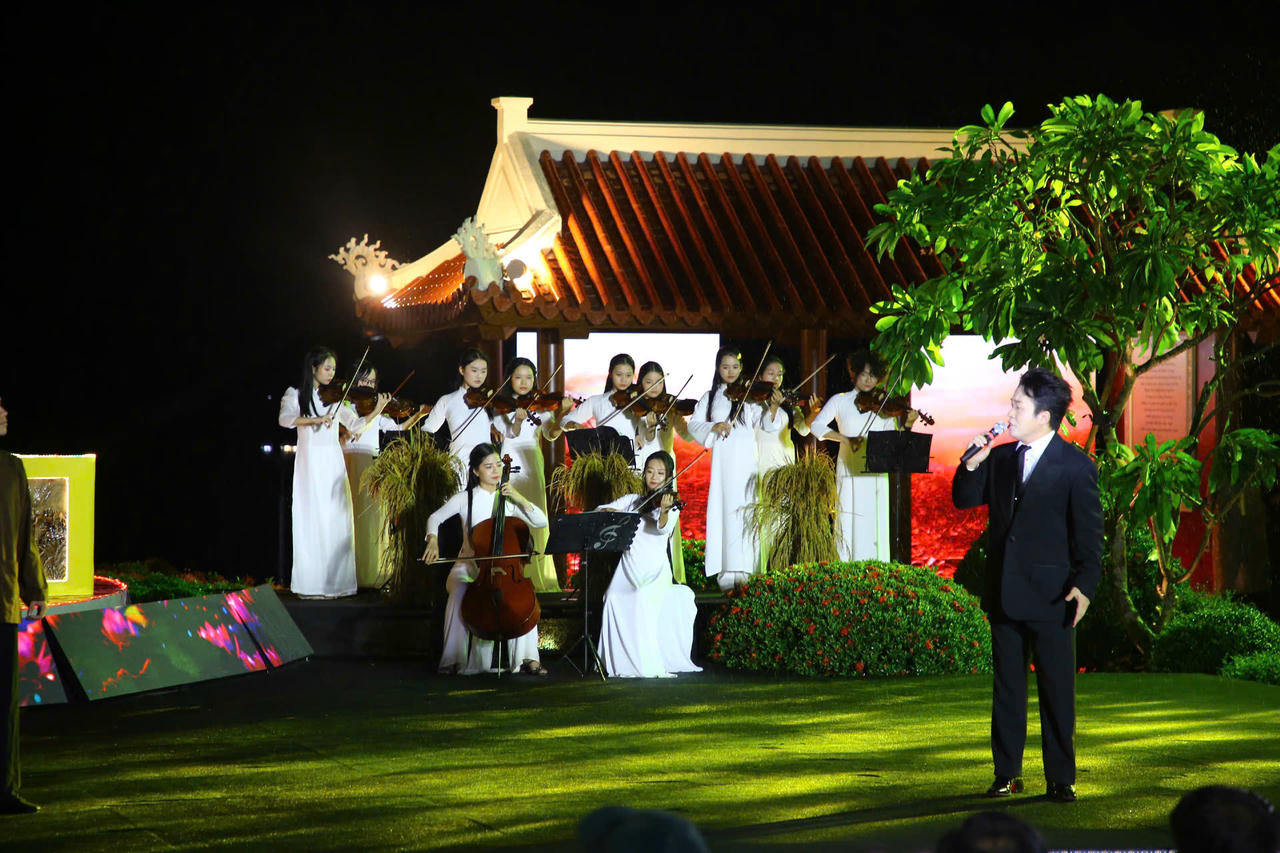 Các nghệ sĩ biểu diễn trong chương trình nghệ thuật “Lời tri ân - Dòng sông hoa lửa”.