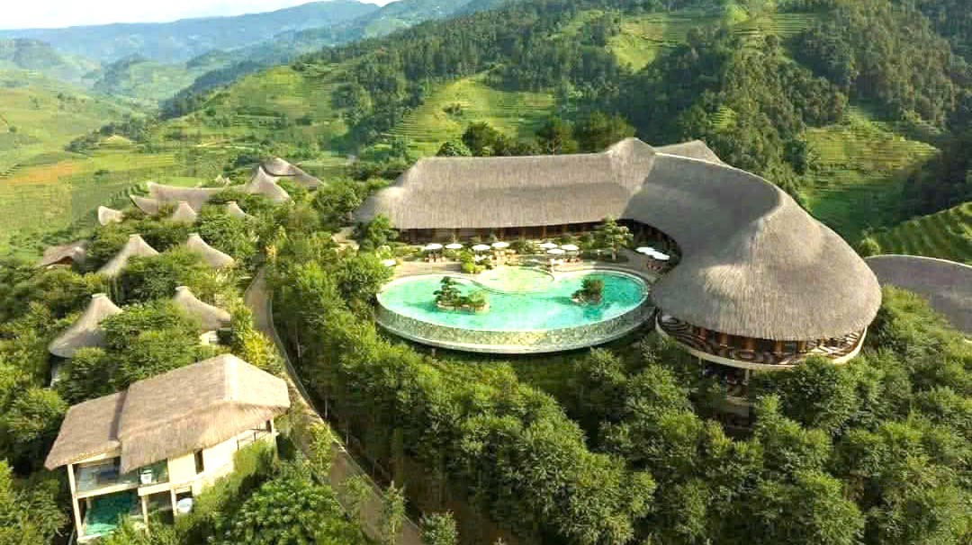 Garrya Mù Cang Chải được triển khai xây dựng từ năm 2017 trên một quả đồi nằm sát bên QL32. Ảnh: Nhật Nguyên.