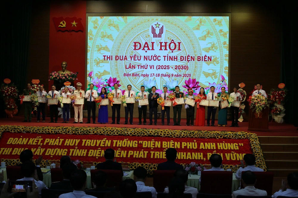 Các tập thể xuất sắc trong phong trào thi đua nhận Bằng khen của UBND tỉnh Điện Biên.