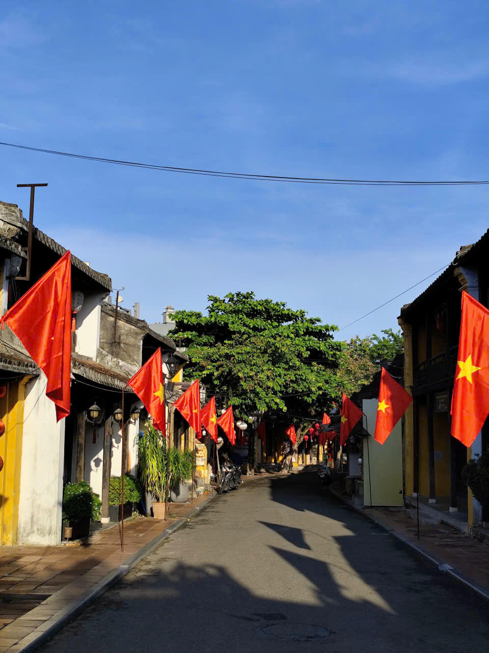 Phố cổ Hội An rực rỡ cờ đỏ sao vàng trong những ngày lễ lớn của đất nước. Ảnh PV