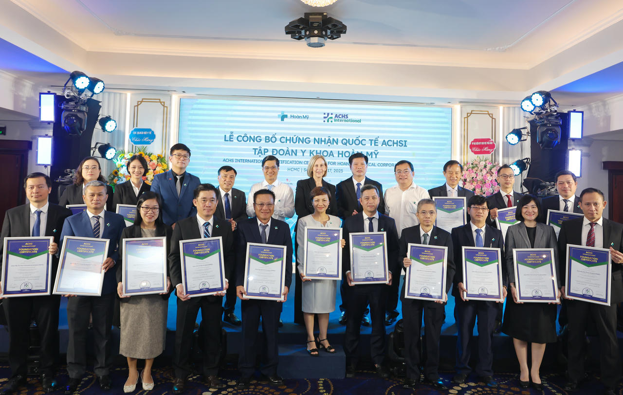 Đại diện 18 bệnh viện và phòng khám thuộc Tập đoàn y khoa Hoàn Mỹ nhận chứng nhận tiêu chuẩn quốc tế về chất lượng chăm sóc sức khỏe ACHSI.