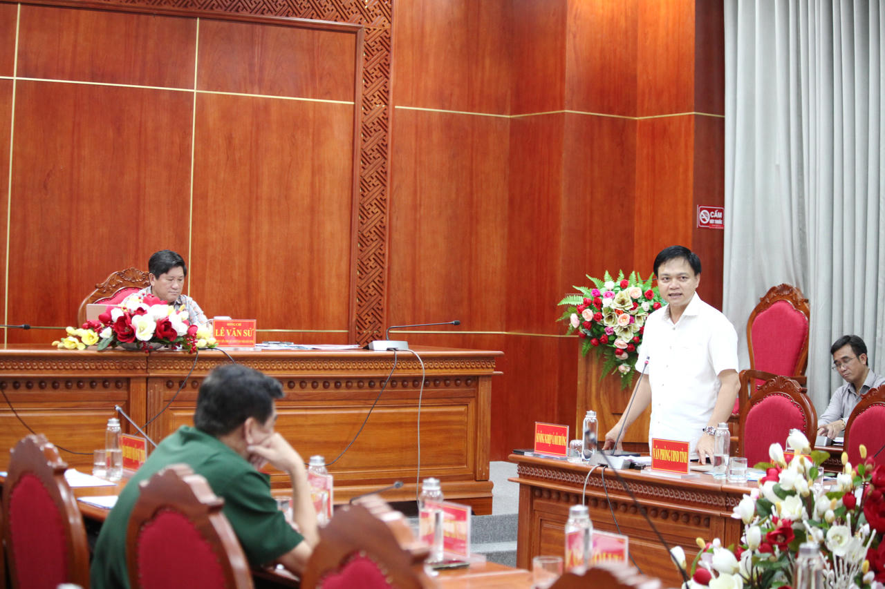 Ông Tô Hoài Phương - Giám đốc Sở Nông nghiệp và Môi trường tỉnh Cà Mau phát biểu tại cuộc họp.