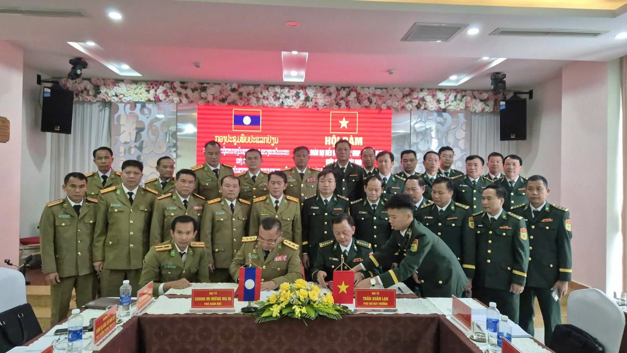 Ban Chỉ huy BĐBP tỉnh Quảng Trị và Công an tỉnh Savannakhet (Lào) ký kết biên bản hội đàm.