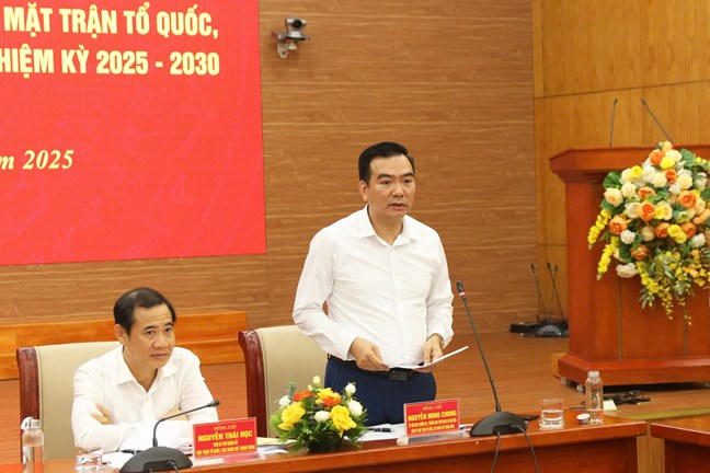 

Đồng chí Nguyễn Minh Chung, Trưởng ban Tuyên giáo và Dân vận Đảng ủy MTTQ, các đoàn thể Trung ương trao đổi thông tin về Đại hội. Ảnh: Hương Diệp