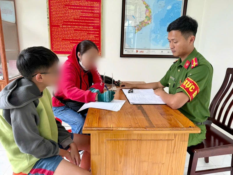 Lực lượng Công an phường 2 Bảo Lộc kịp thời đưa cháu bé bỏ nhà đi về với gia đình an toàn. (Ảnh: CALĐ)