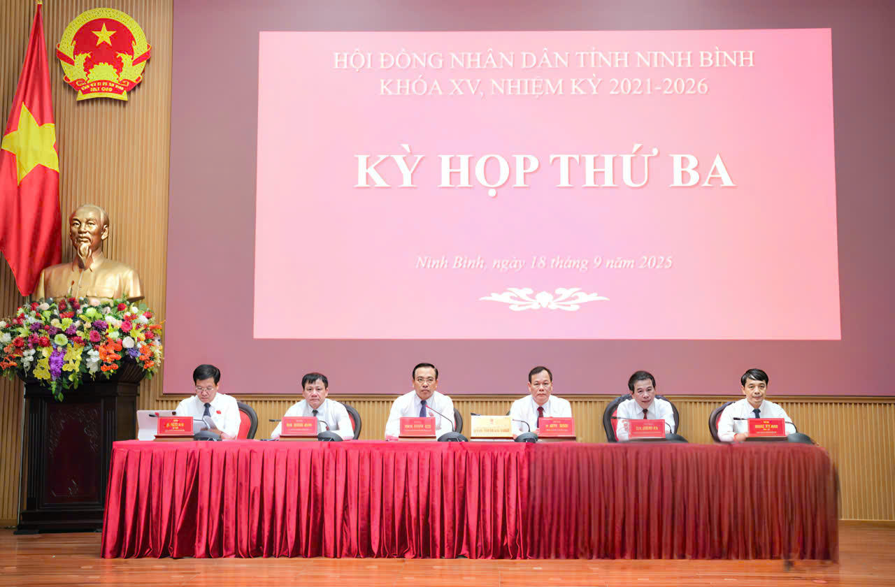Các chủ tọa kỳ họp.