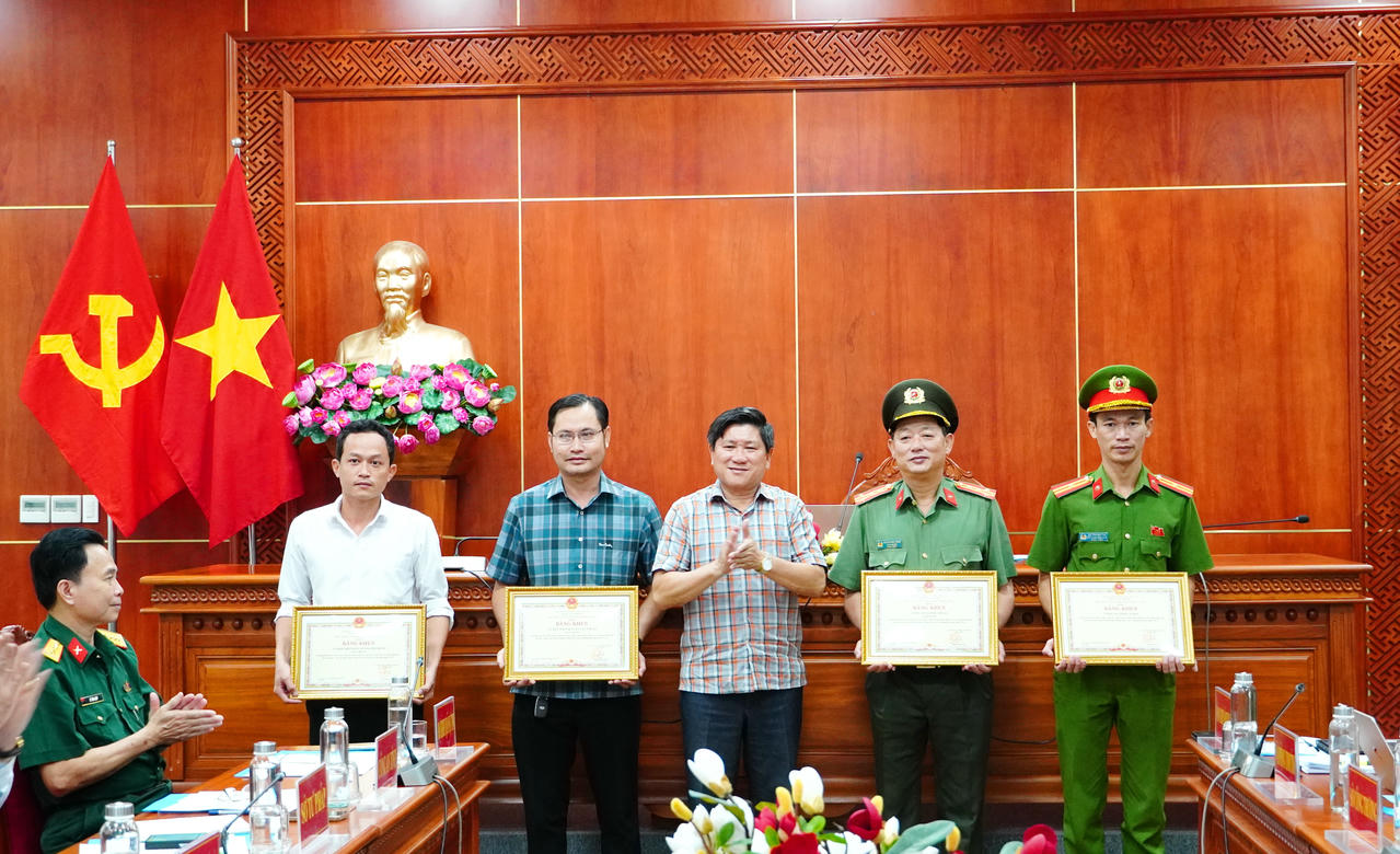 Ông Lê Văn Sử - Phó Chủ tịch UBND tỉnh Cà Mau trao Bằng khen của Chủ tịch UBND tỉnh cho các tập thể có thành tích tiêu biểu trong công tác tuyên truyền và thực hiện nhiệm vụ chống khai thác IUU.