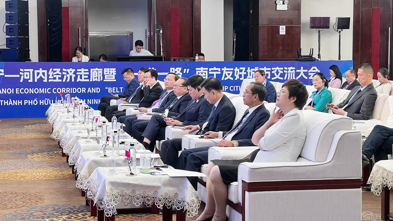 Phó Chủ tịch UBND tỉnh Phạm Văn Thịnh (thứ 4 từ trái sang phải) tham dự Hội nghị Giao lưu Thành phố Hữu nghị Nam Ninh - Hành lang Kinh tế Nam Ninh - Hà Nội 2025.