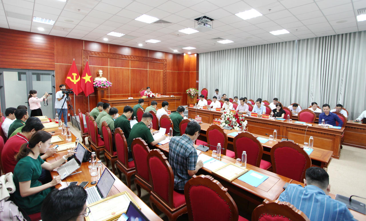 Quang cảnh cuộc họp.