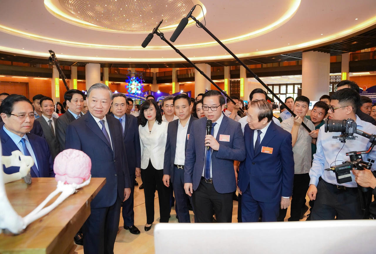 GS.TS Trần Trung Dũng (cầm mic) giới thiệu những công nghệ y tế tiên tiến của Vinmec với các đại biểu.  