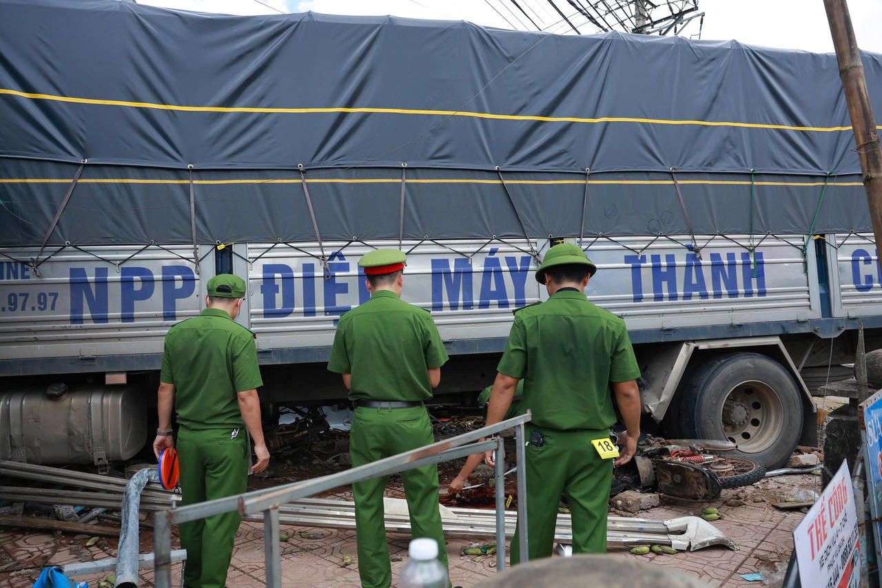 Hiện trường vụ tai nạn nghiêm trọng tại chợ Tân Long, xã Lao Bảo, khiến 3 người tử vong.