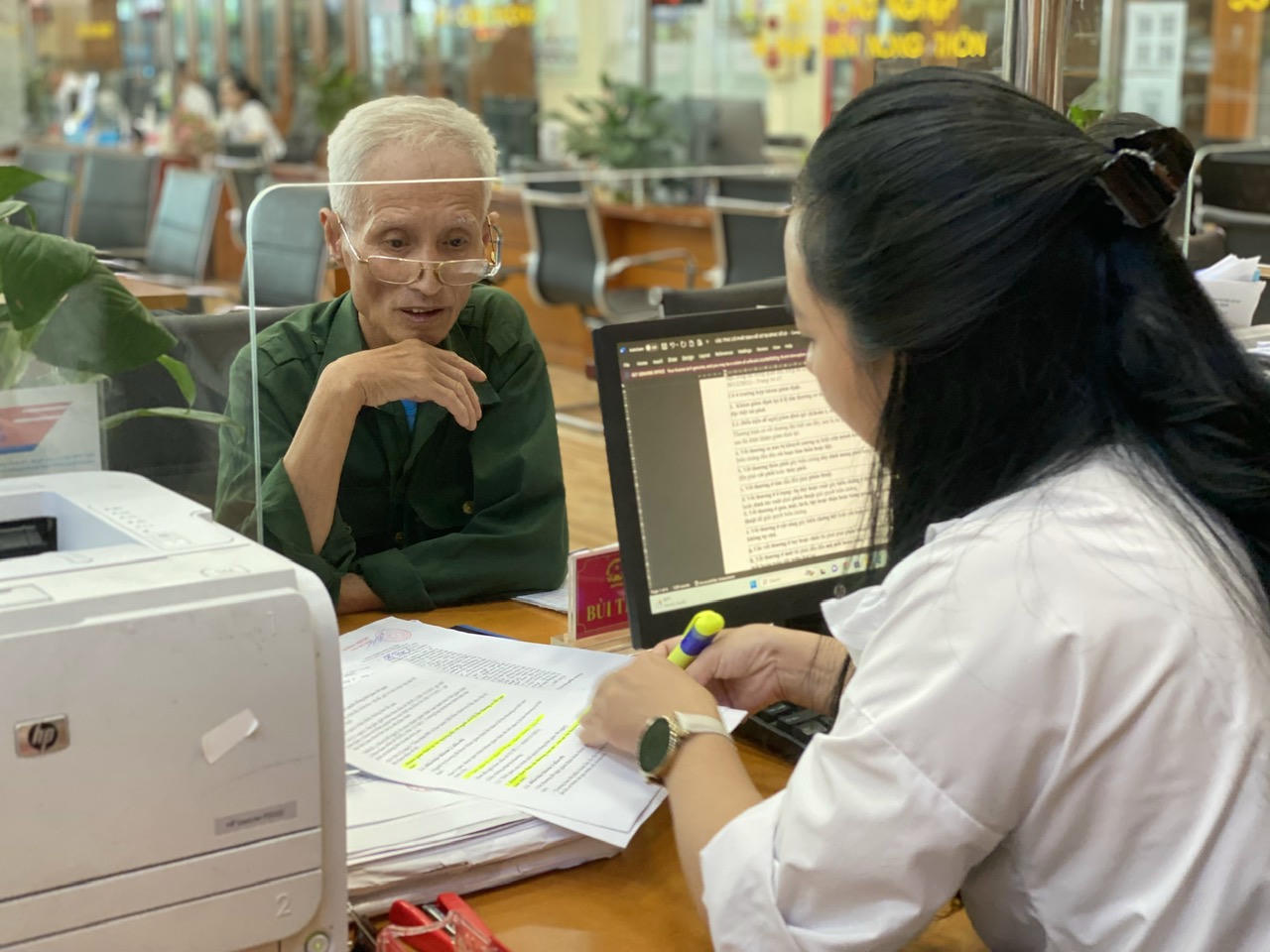 Người dân đến làm thủ tục tại TTHCC Bắc Ninh (Ảnh: FB TTHCC Bắc Ninh)