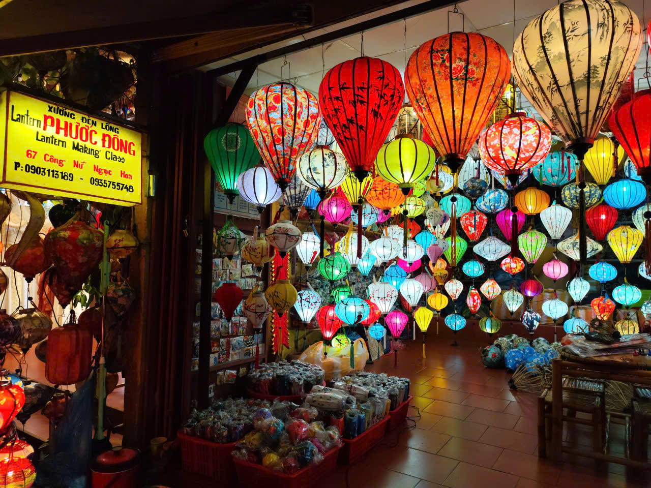 Phố cổ Hội An là vùng đất có nhiều làng nghề truyền thống rất đáng tự hào như gốm Thanh Hà, mộc Kim Bồng… nhưng làm nên dấu ấn độc đáo của khu đô thị cổ chính là nghề làm đèn lồng ở Hội An. Ảnh PV