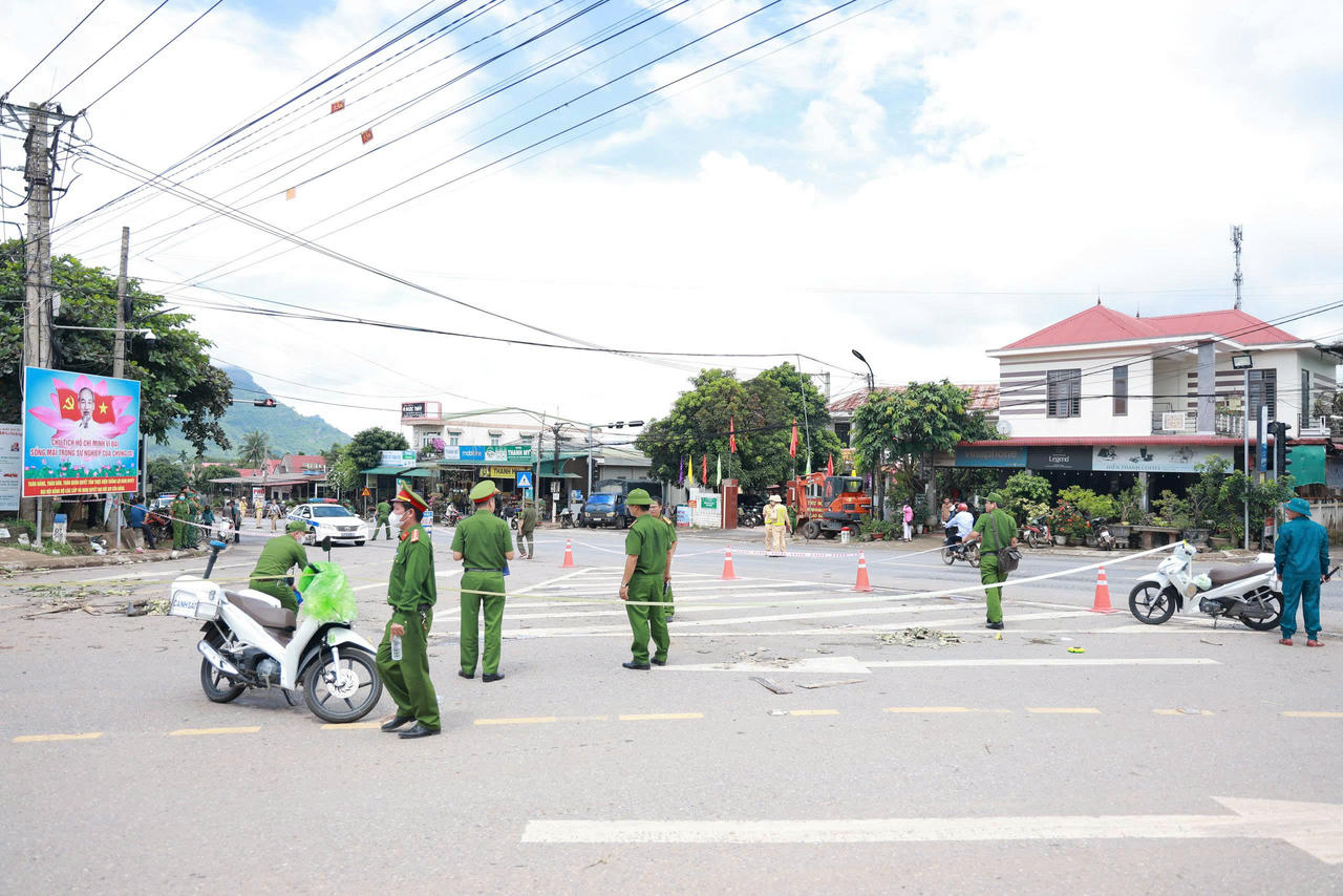 Lực lượng chức năng phong tỏa hiện trường để điều tra nguyên nhân vị tai nạn.