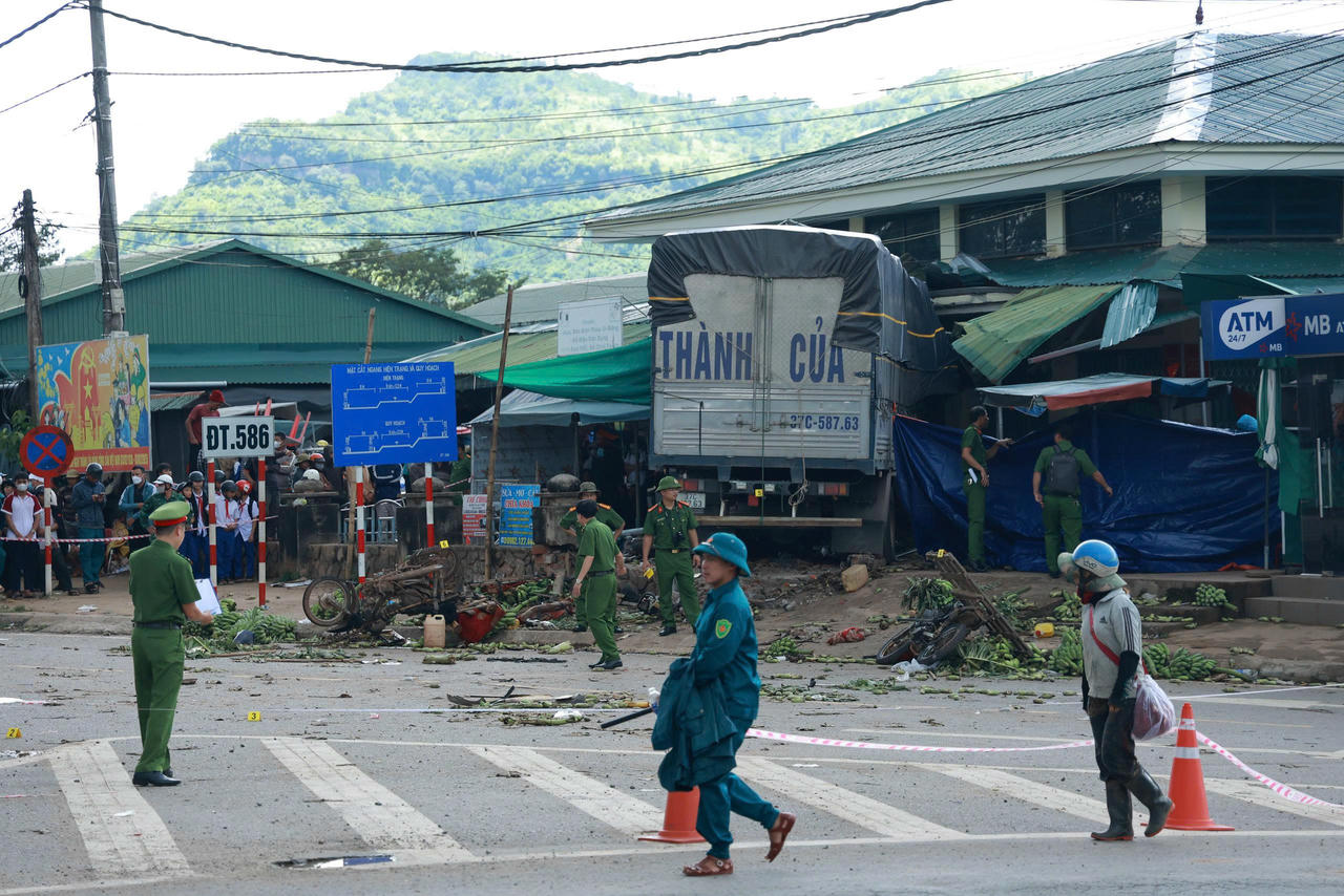 Hiện trường vụ tai nạn giao thông đặc biệt nghiêm trọng ở chợ Tân Long, xã Lao Bảo.