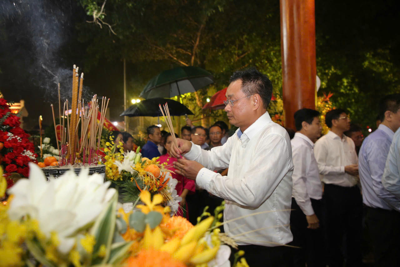 Bí thư Tỉnh ủy Quảng Trị Lê Ngọc Quang dâng hương tri ân các Anh hùng liệt sĩ tại buổi lễ.