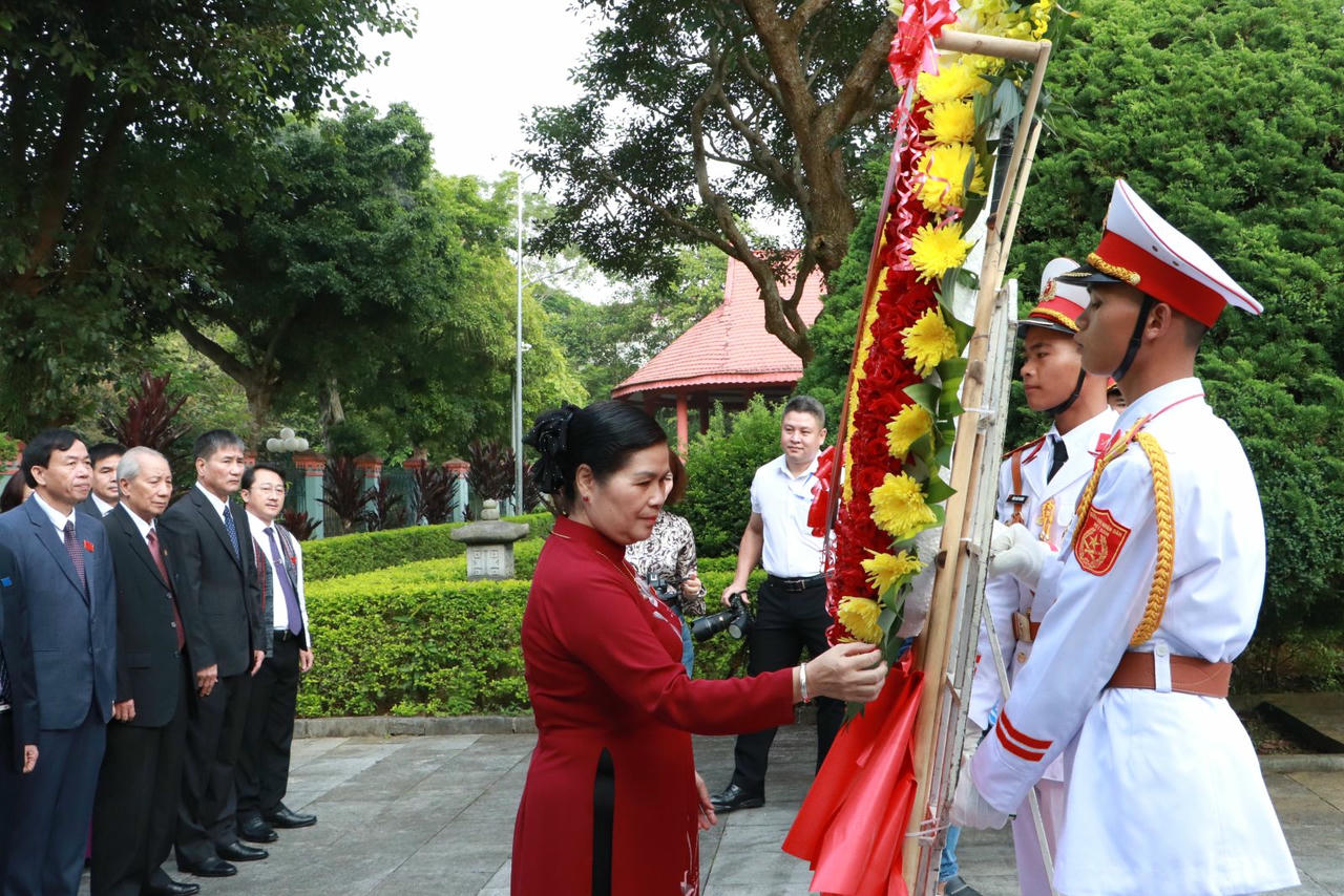 Các đồng chí lãnh đạo dâng vòng hoa tại Nghĩa trang Liệt sĩ tỉnh. (Ảnh: laichau.gov)