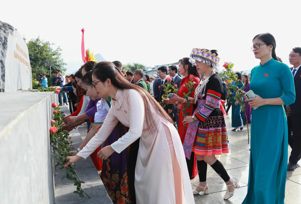 Các đại biểu dâng hoa tại Tượng đài Bác Hồ với đồng bào các dân tộc Lai Châu.