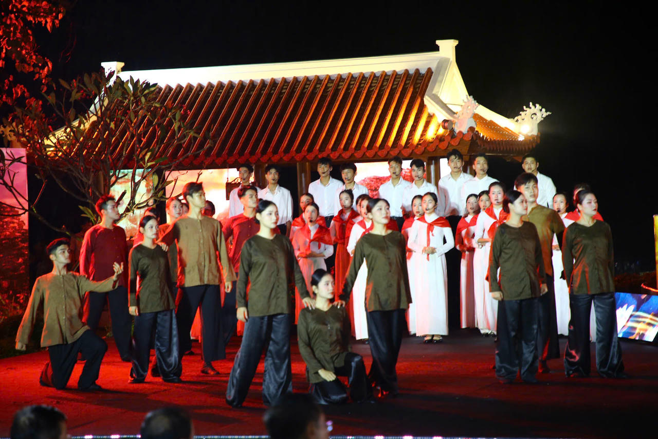 Khoảnh khắc các nghệ sĩ cất cao tiếng hát, khơi dậy ký ức hào hùng và niềm tự hào bất tận về thế hệ cha anh.