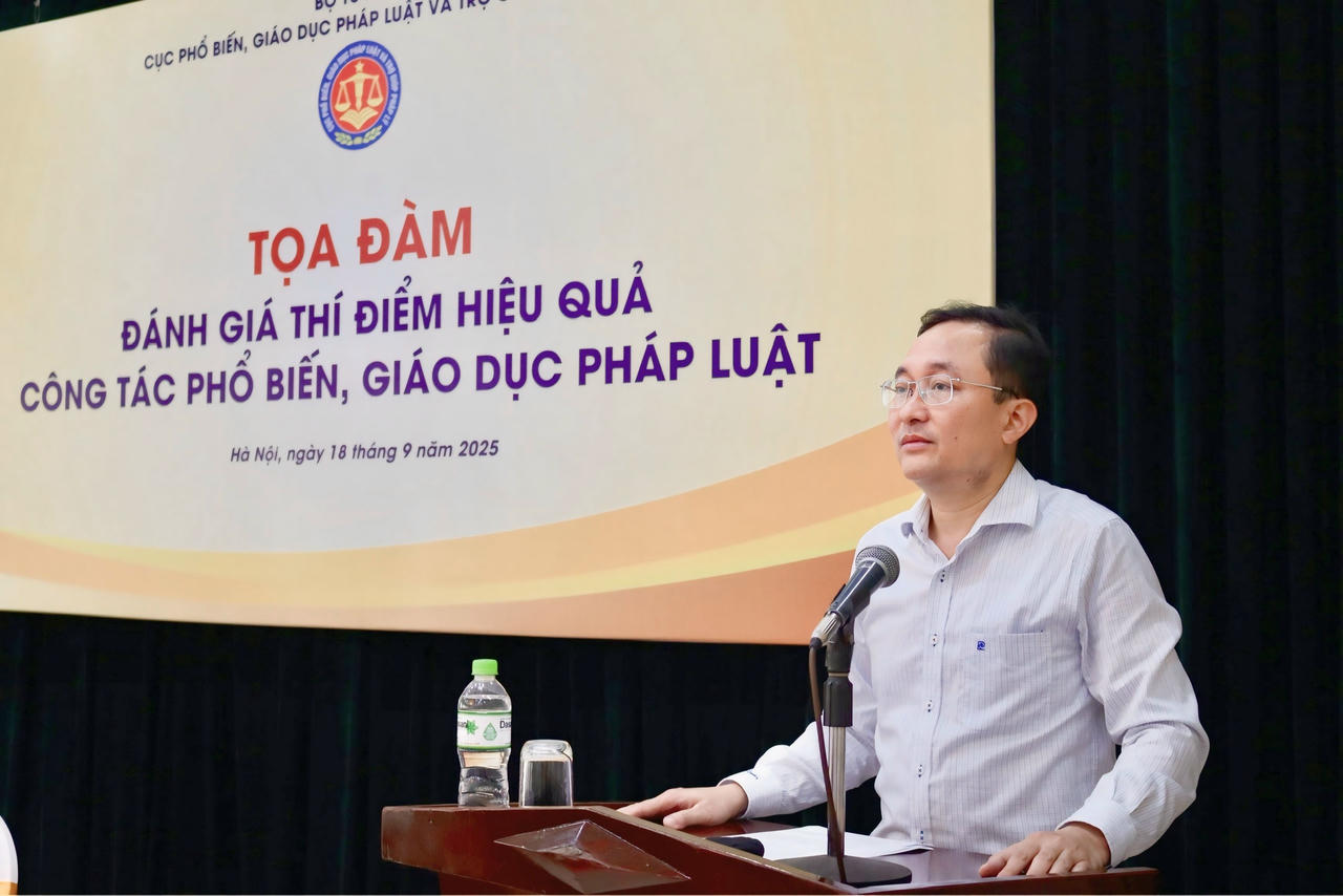 Phó Cục trưởng Cục PBGDPL&TGPL Phan Hồng Nguyên phát biểu khai mạc.