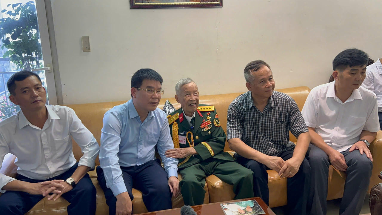 Lãnh đạo các xã Đông Khê, Đức Long, Đình Phong thăm và tặng quà tri ân tới AHLLVTND La Văn Cầu