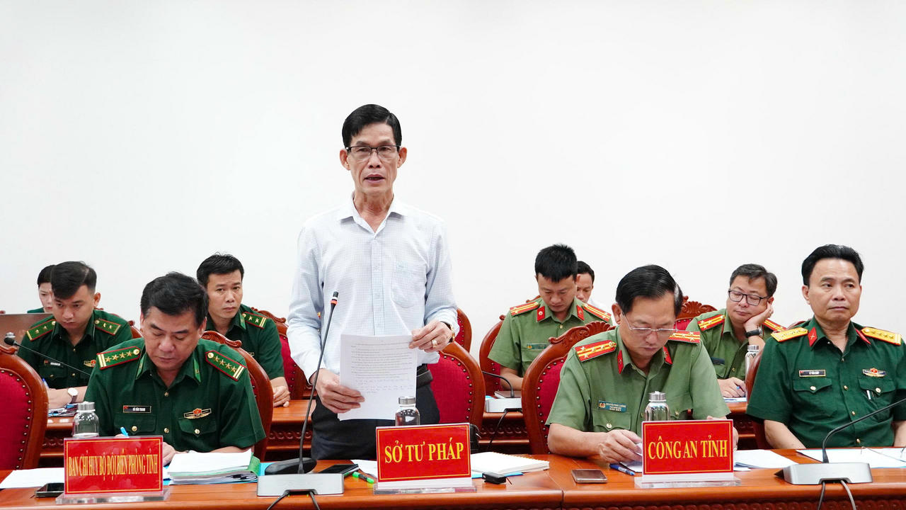 TS Phạm Quốc Sử - Phó Giám đốc Sở Tư pháp tỉnh Cà Mau báo cáo tại cuộc họp.