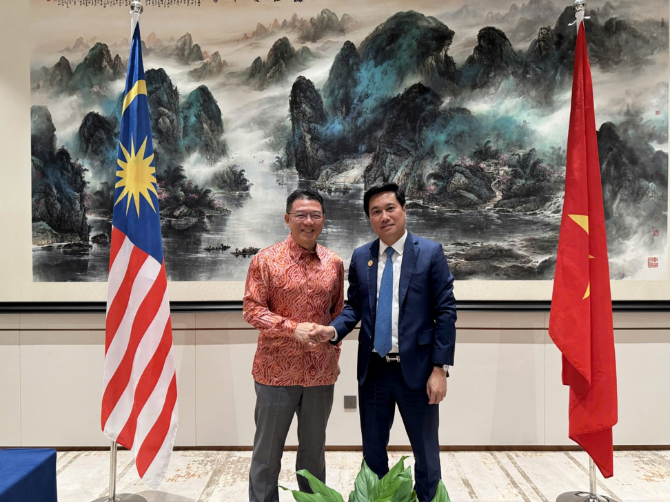 Ảnh chụp tại gặp gỡ song phương giữa Thứ trưởng Nguyễn Tường
Văn và Bộ trưởng Bộ Nhà ở và Chính quyền địa phương Malaysia Nga Kor Minh