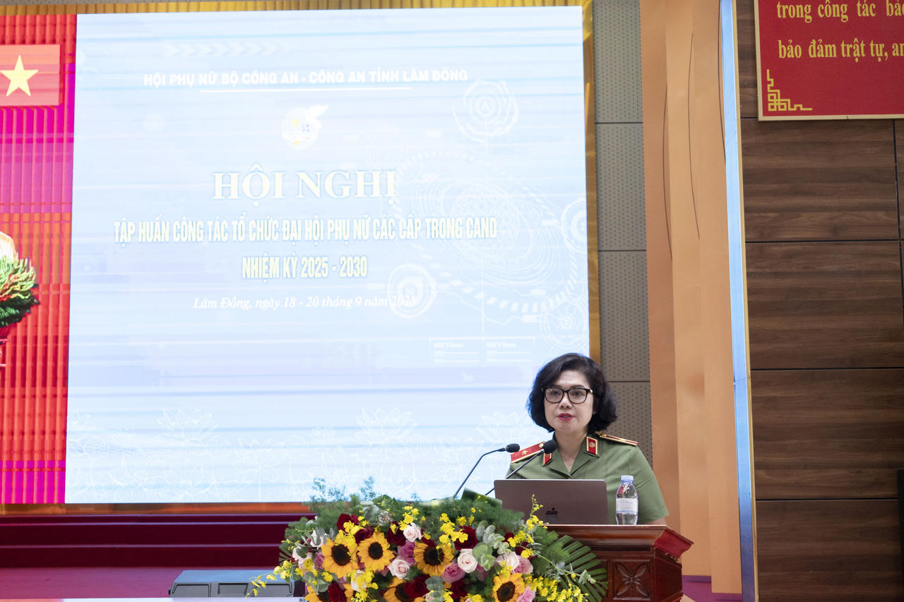 Thiếu tướng Ngô Hoài Thu, Phó Cục trưởng X03, Trưởng Ban Phụ nữ CAND phát biểu khai mạc lớp tập huấn.