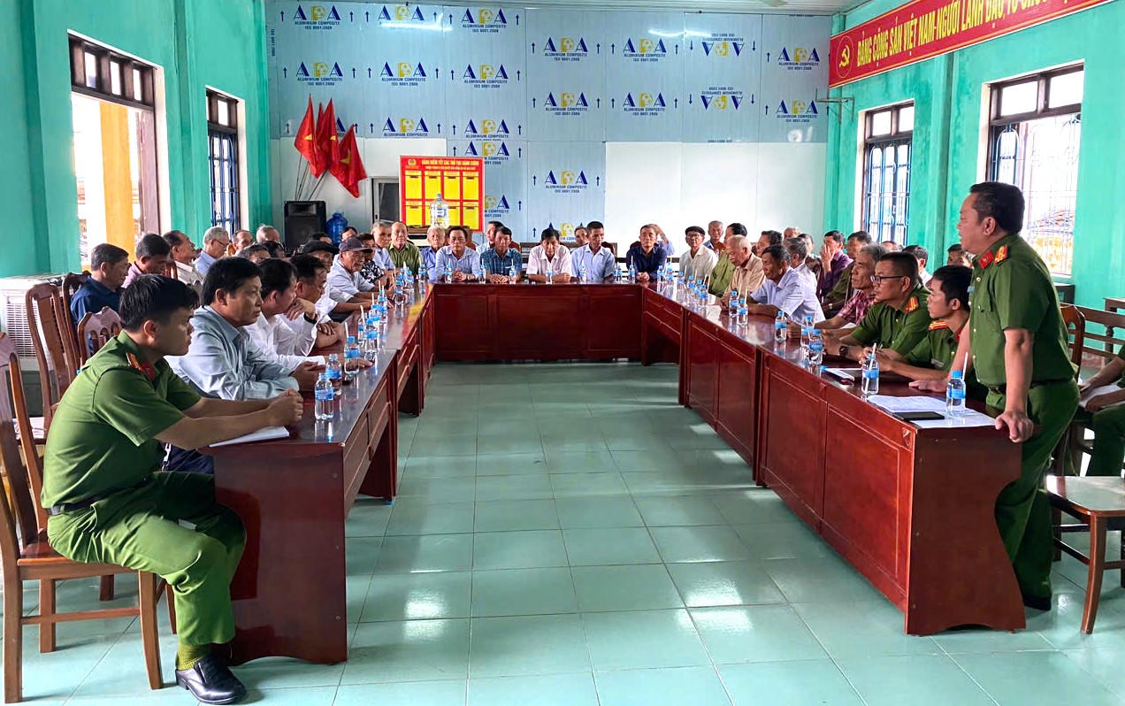 Quang cảnh buổi gặp mặt sĩ quan cao cấp nghỉ hưu, nguyên lãnh đạo xã và trưởng các dòng họ tại Công an xã Sen Ngư.