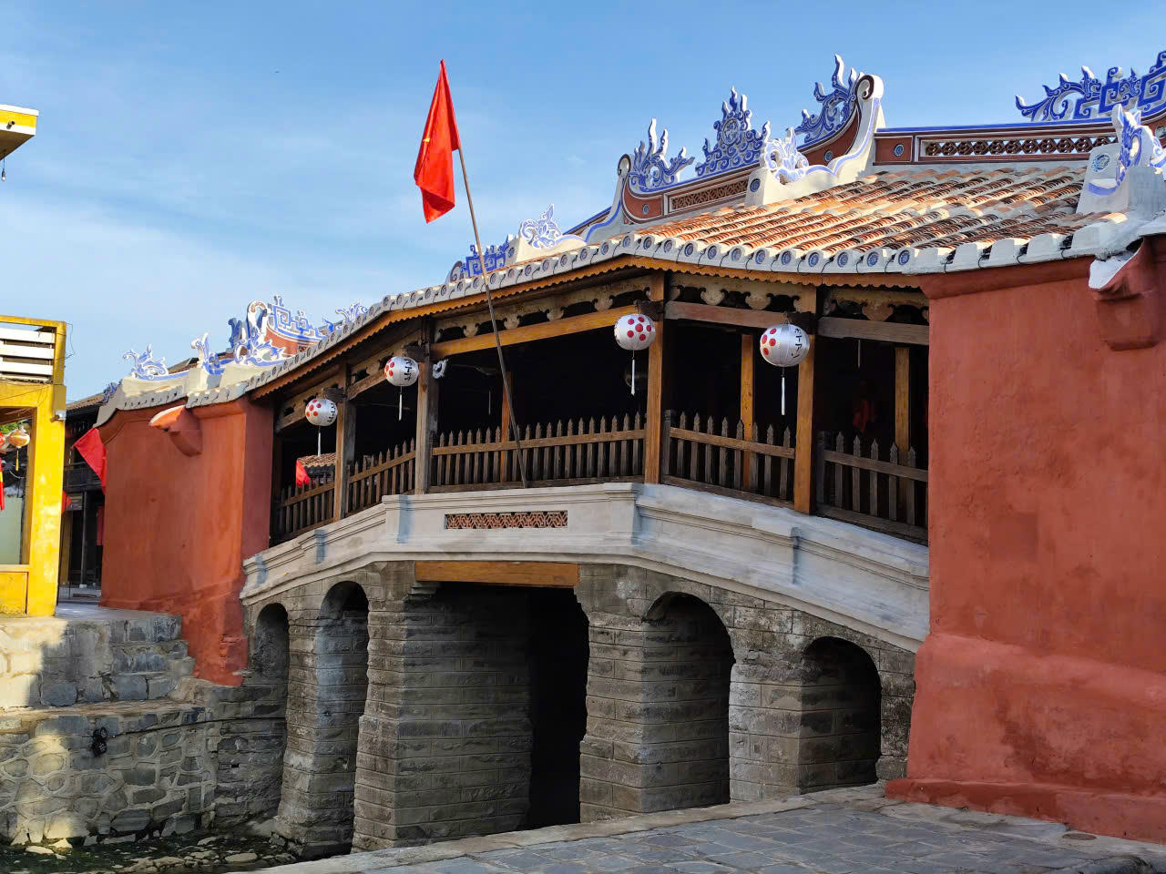 Trải qua hơn 400 năm lịch sử, Chùa Cầu đã trở thành biểu tượng của phố cổ Hội An, góp phần làm nên một Hội An xứng tầm Di sản văn hóa thế giới. Chùa Cầu được công nhận Di tích Lịch sử - Văn hóa quốc gia năm 1990. Ảnh PV