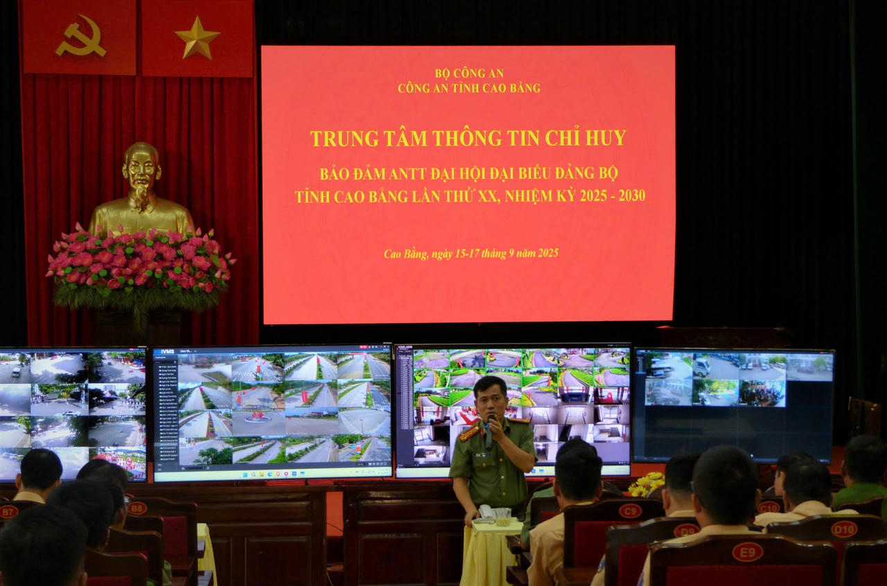 Đại tá Lương Ngọc Quyết - Phó Giám đốc Công an tỉnh chỉ đạo các lự lượng tại Trung tâm thông tin chỉ huy. (Ảnh: Công an tỉnh Cao Bằng)