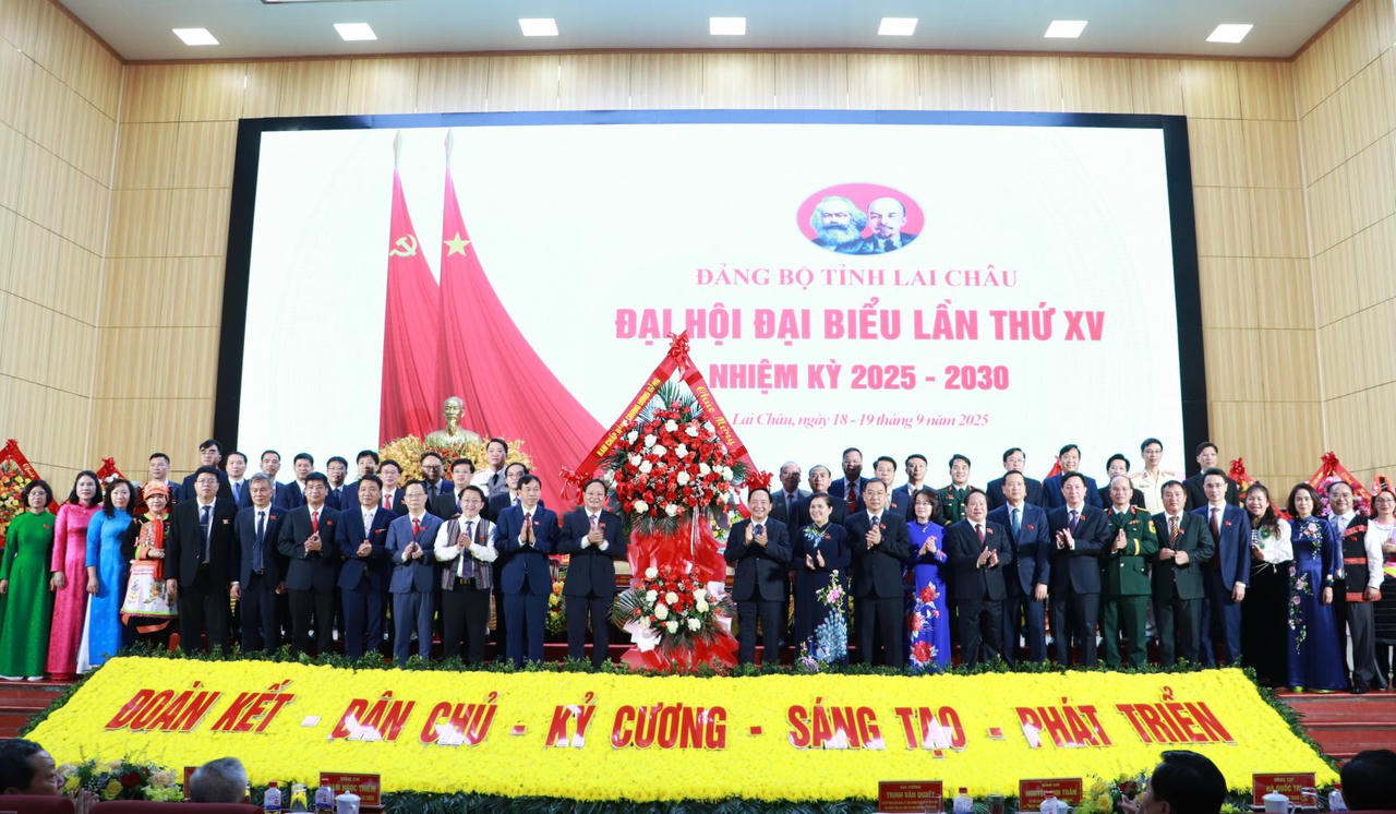 Các đại biểu tặng hoa chúc mừng Ban Chấp hành Đảng bộ tỉnh Lai Châu lần thứ XV, nhiệm kỳ 2025-2030.