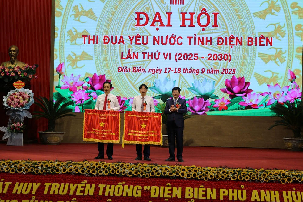 Thừa ủy quyền, Chủ tịch UBND tỉnh Điện Biên Lê Thành Đô trao Cờ thi đua của Chính phủ cho các tập thể xuất sắc.