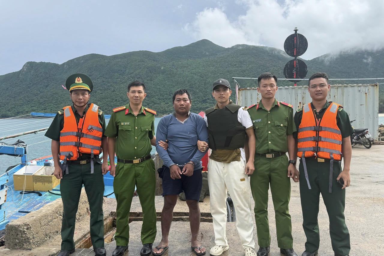 Lực lượng chức năng bàn giao đối tượng Trần Văn Phúc cho Cơ quan Cảnh sát điều tra Công an tỉnh Gia Lai theo quy định.