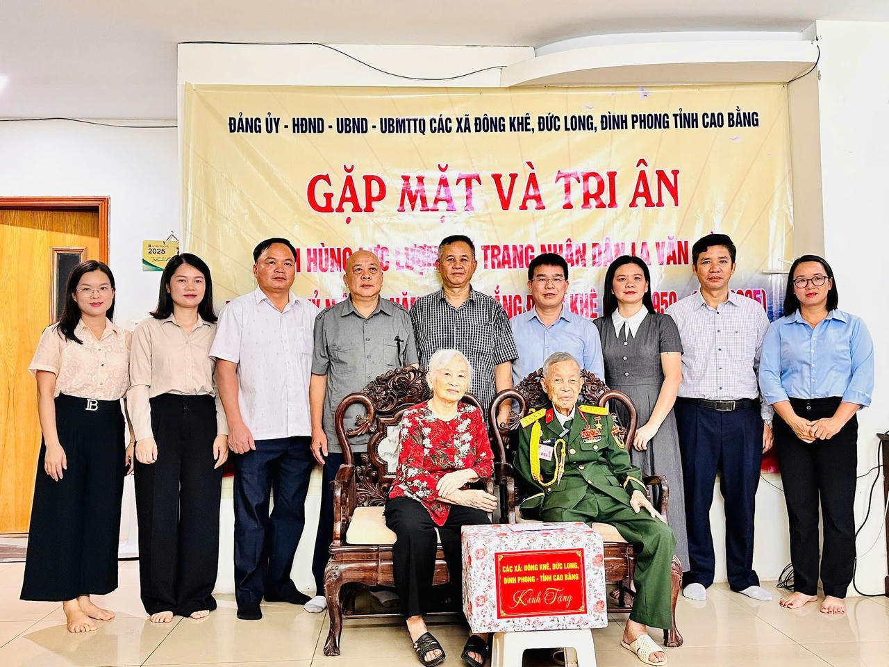 Lãnh đạo các xã Đông Khê, Đức Long, Đình Phong thăm và tặng quà tri ân.