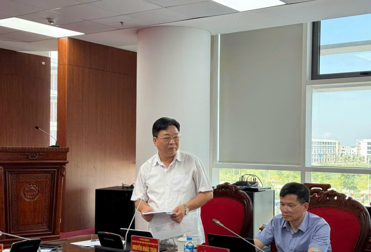 Phó Chủ tịch HĐND TP Nguyễn Khắc Toản phát biểu tại hội nghị.