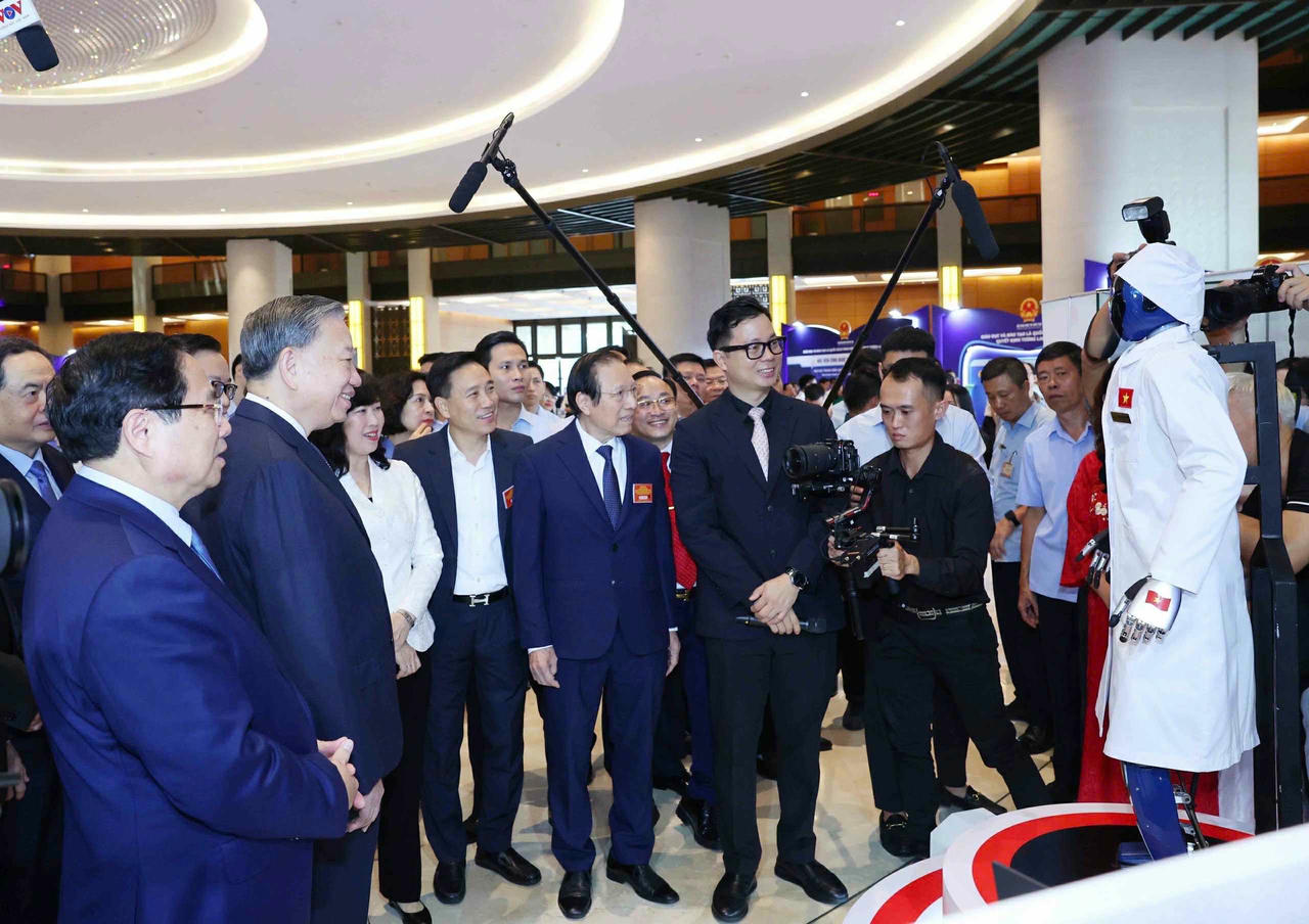 Lãnh đạo Đảng, Nhà nước và các đại biểu tương tác với Robot y tế VinMotion.  