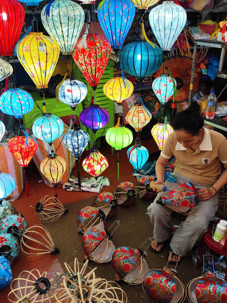 Nghiên cứu từ Trung tâm Quản lý và Bảo tồn di tích Hội An cho biết, nghề làm lồng đèn đã có mặt ở Hội An khoảng từ thế kỷ 17. Ảnh PV