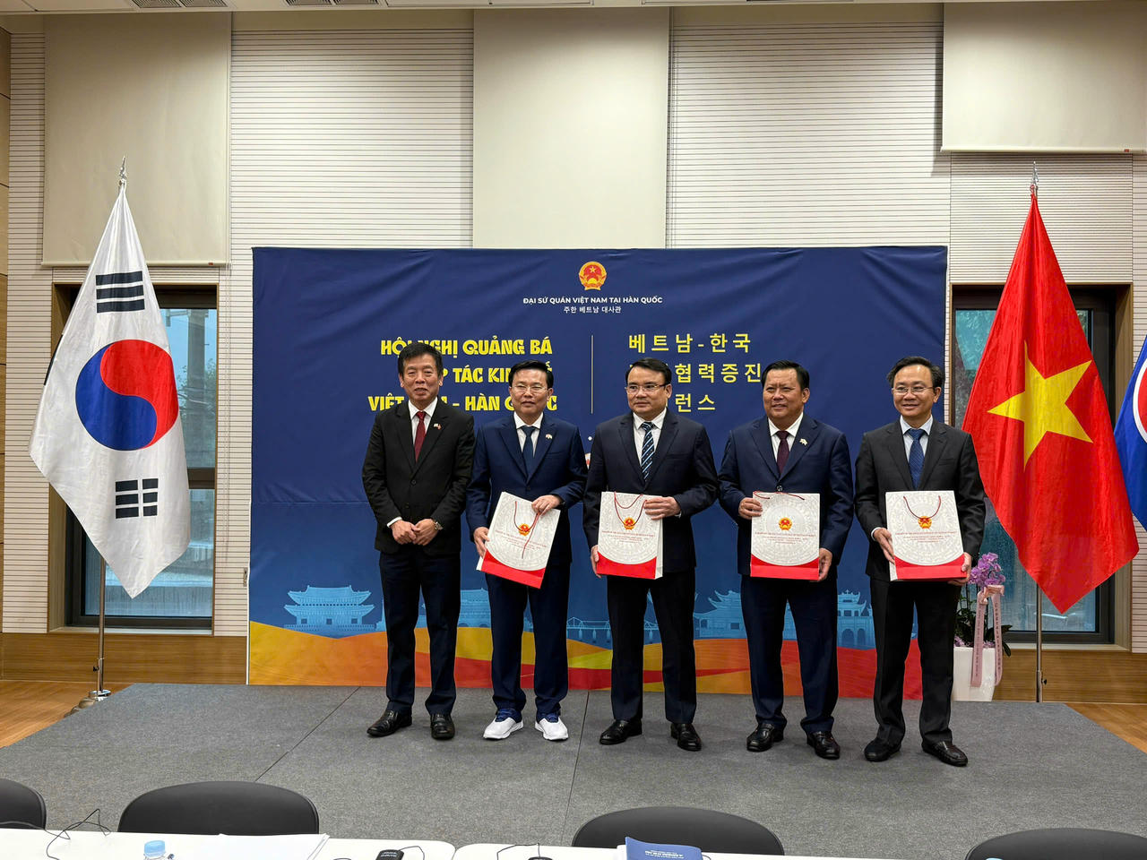 Đại sứ Vũ Hồ tặng quà lưu niệm cho các đại biểu tham dự hội nghị.