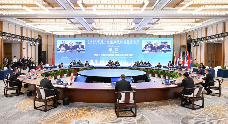 Toàn cảnh Hội nghị bàn tròn Bộ trưởng Xây dựng ASEAN – Trung Quốc.