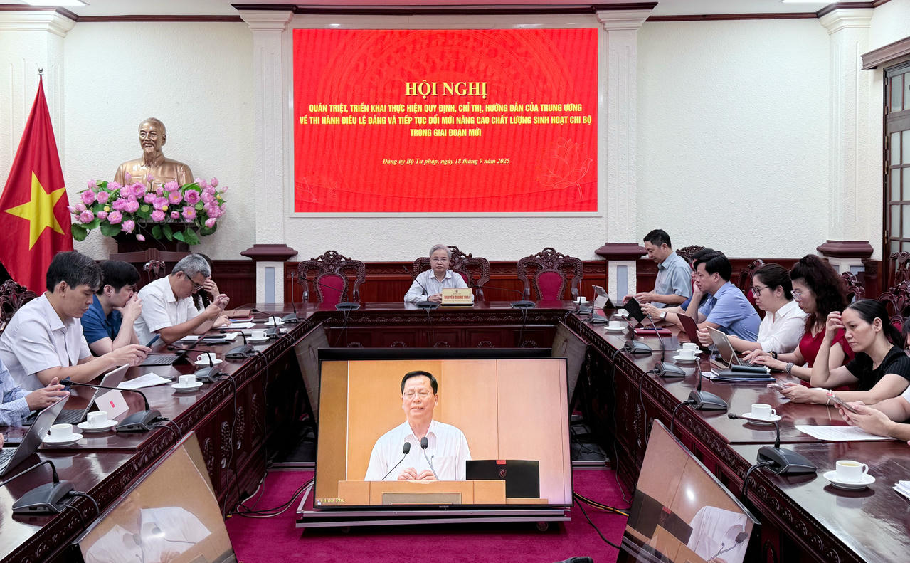 Đồng chí Nguyễn Quang Thái, Phó Bí thư chuyên trách Đảng uỷ Bộ Tư pháp cùng các đại biểu tại điểm cầu Bộ Tư pháp. 