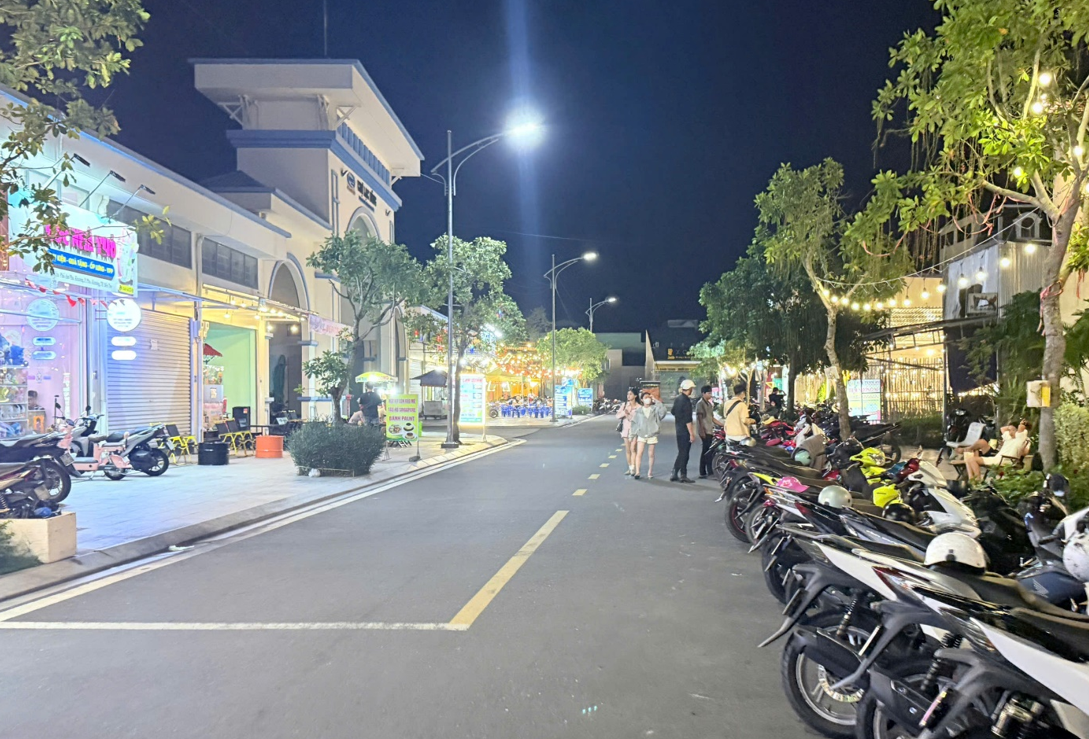 Không gian kinh doanh sôi động quanh chợ Lạc Hồng.