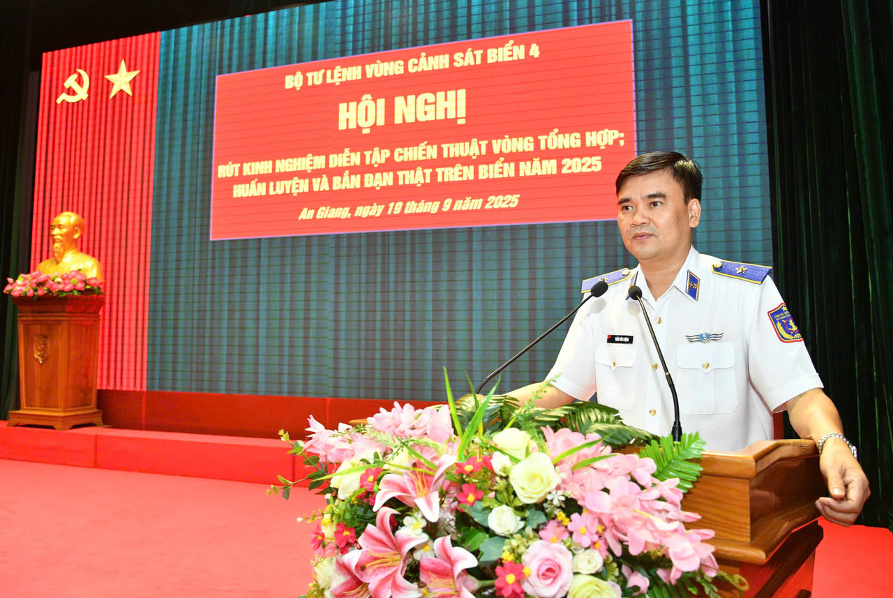 Thiếu tướng Trần Văn Lượng, Tư lệnh Vùng Cảnh sát biển 4 phát biểu tại Hội nghị rút kinh nghiệm diễn tập và bắn đạn thật năm 2025 của đơn vị. Ảnh: Đức Thái