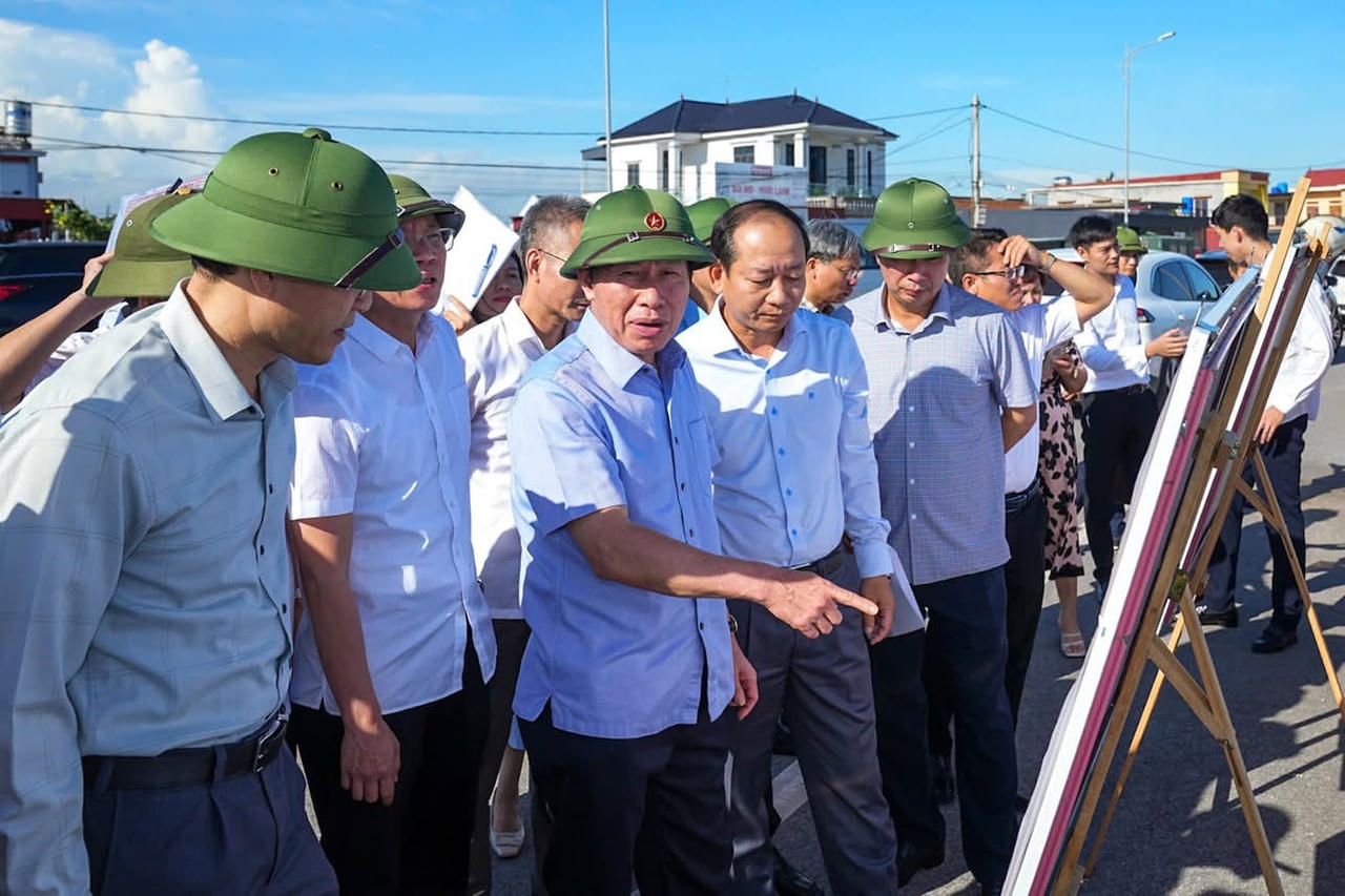 Ủy viên Trung ương Đảng, Bí thư Thành ủy Lê Tiến Châu kiểm tra dự án trên địa bàn xã Nguyễn Bỉnh Khiêm.