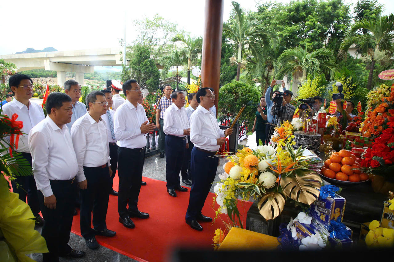 Các đại biểu dâng hương tại Bến phà Long Đại.
