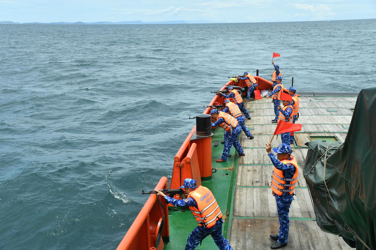 Thực hành bắn súng, pháo trên biển. Ảnh: Đức Thái