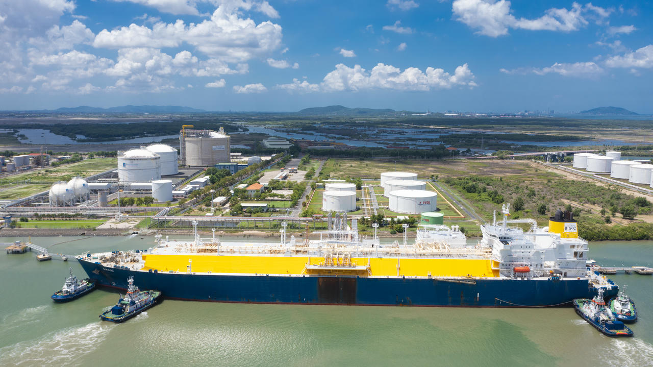 Tàu chở LNG nhập khẩu cập bến Kho cảng PV GAS Vũng Tàu.