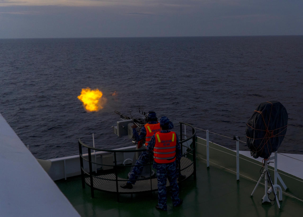  Cán bộ, chiến sĩ Bộ Tư lệnh Vùng Cảnh sát biển 3 thực hành bài bắn ban đêm với súng 14,5mm