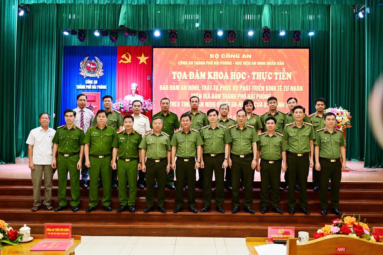 Các đại biểu chụp ảnh lưu niệm tại toạ đàm.